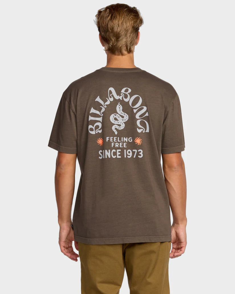 BILLABONG Coiled Premium Tee Dark Brown Wash