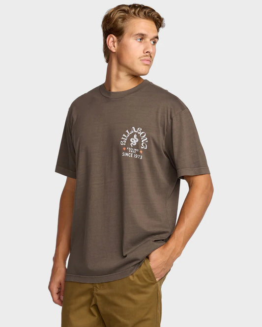 BILLABONG Coiled Premium Tee Dark Brown Wash