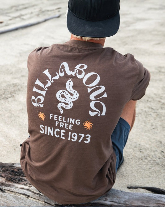 BILLABONG Coiled Premium Tee Dark Brown Wash