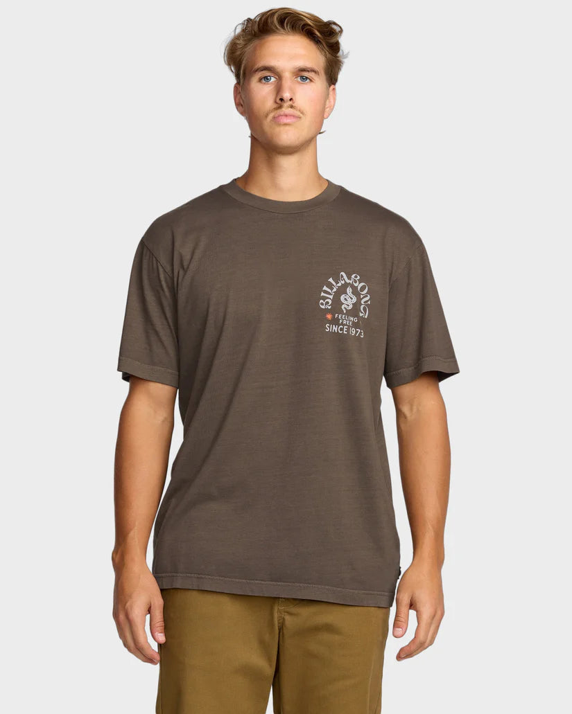 BILLABONG Coiled Premium Tee Dark Brown Wash