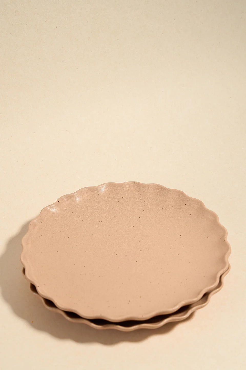 WILLOW + MAE Wavey Edge Pink Speckle Set of 2 Plate Set