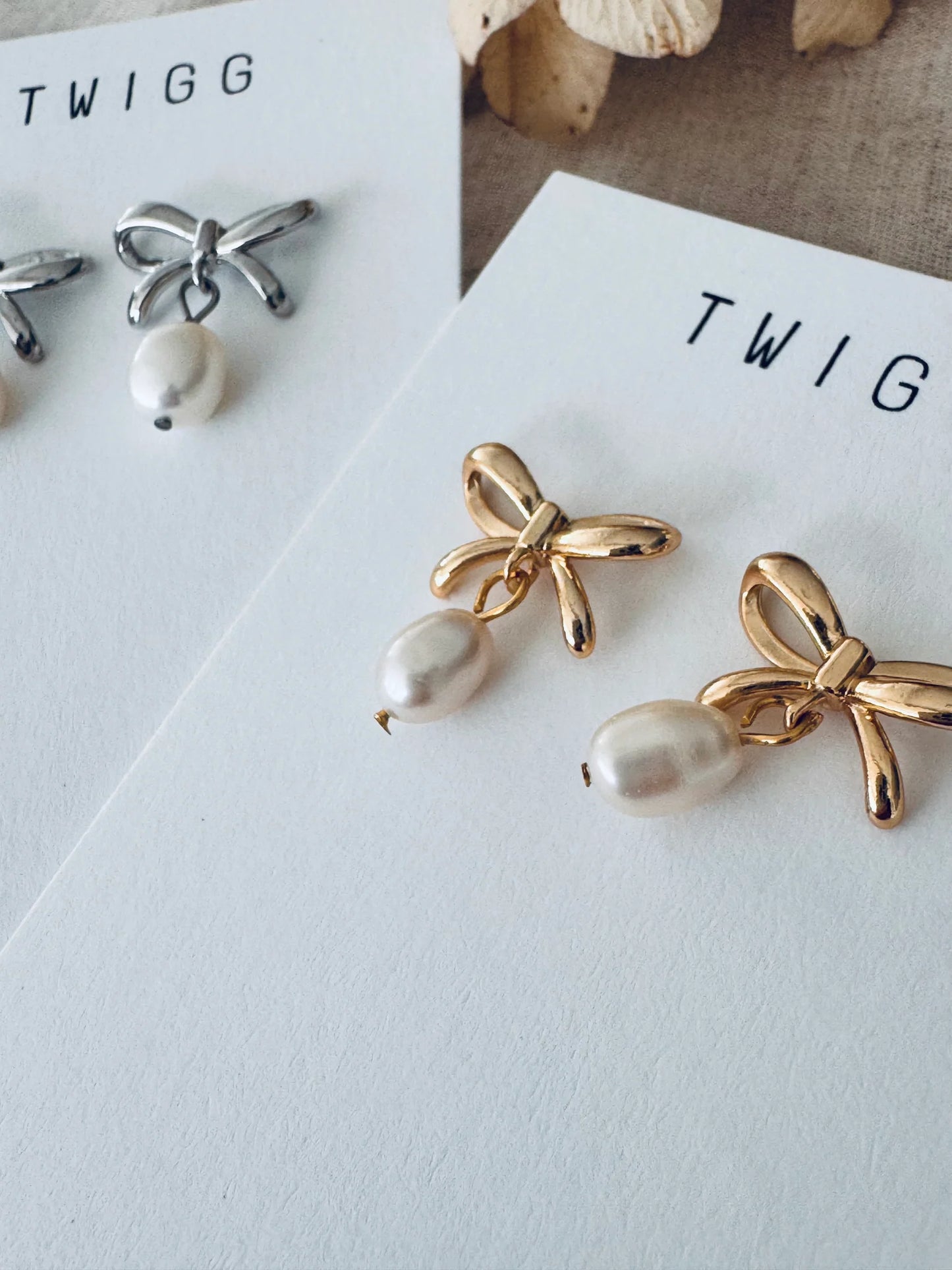 TWIGG JEWELLERY Bow Pearl Studs