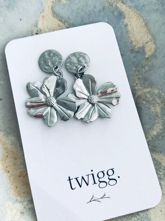 TWIGG JEWELLERY Chemistry Flower Hammered Coin Earrings Silver