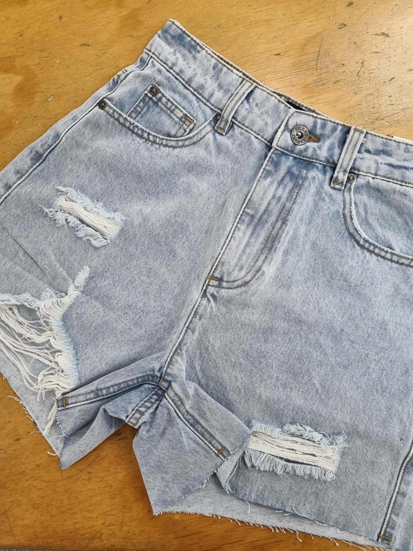 SILENT THEORY Kyia Short Destroyed Light Blue Denim