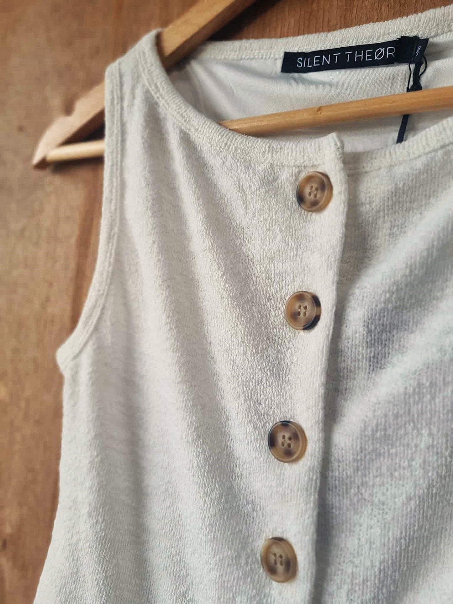 SILENT THEORY Leonie Vest White