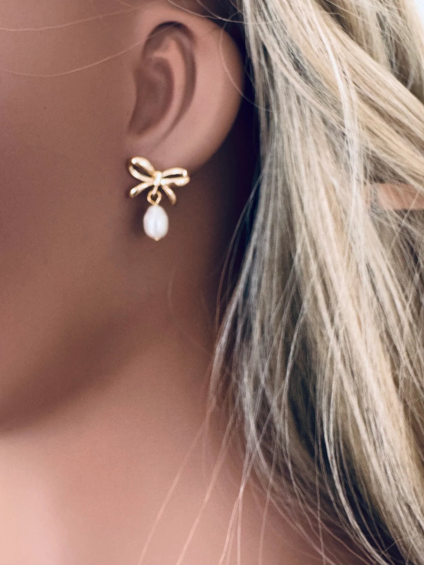 TWIGG JEWELLERY Bow Pearl Studs