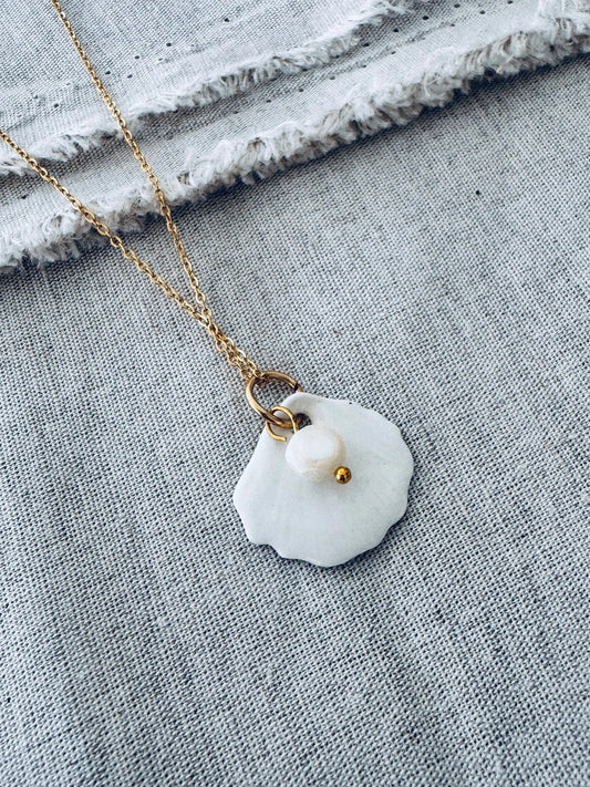 TWIGG JEWELLERY Ceramic Scallop Shell Necklace