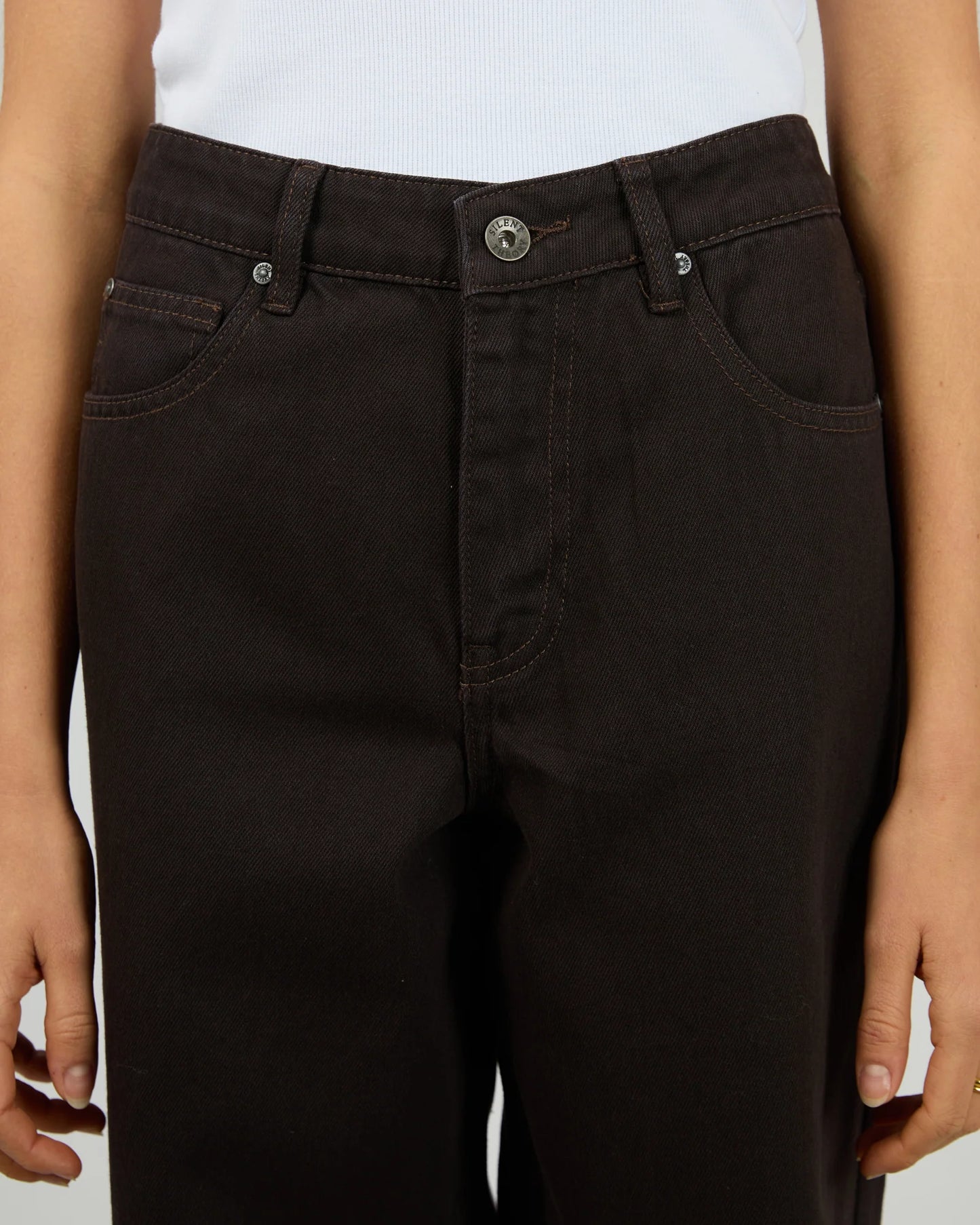 SILENT THEORY Jade Baggy Jean Chocolate