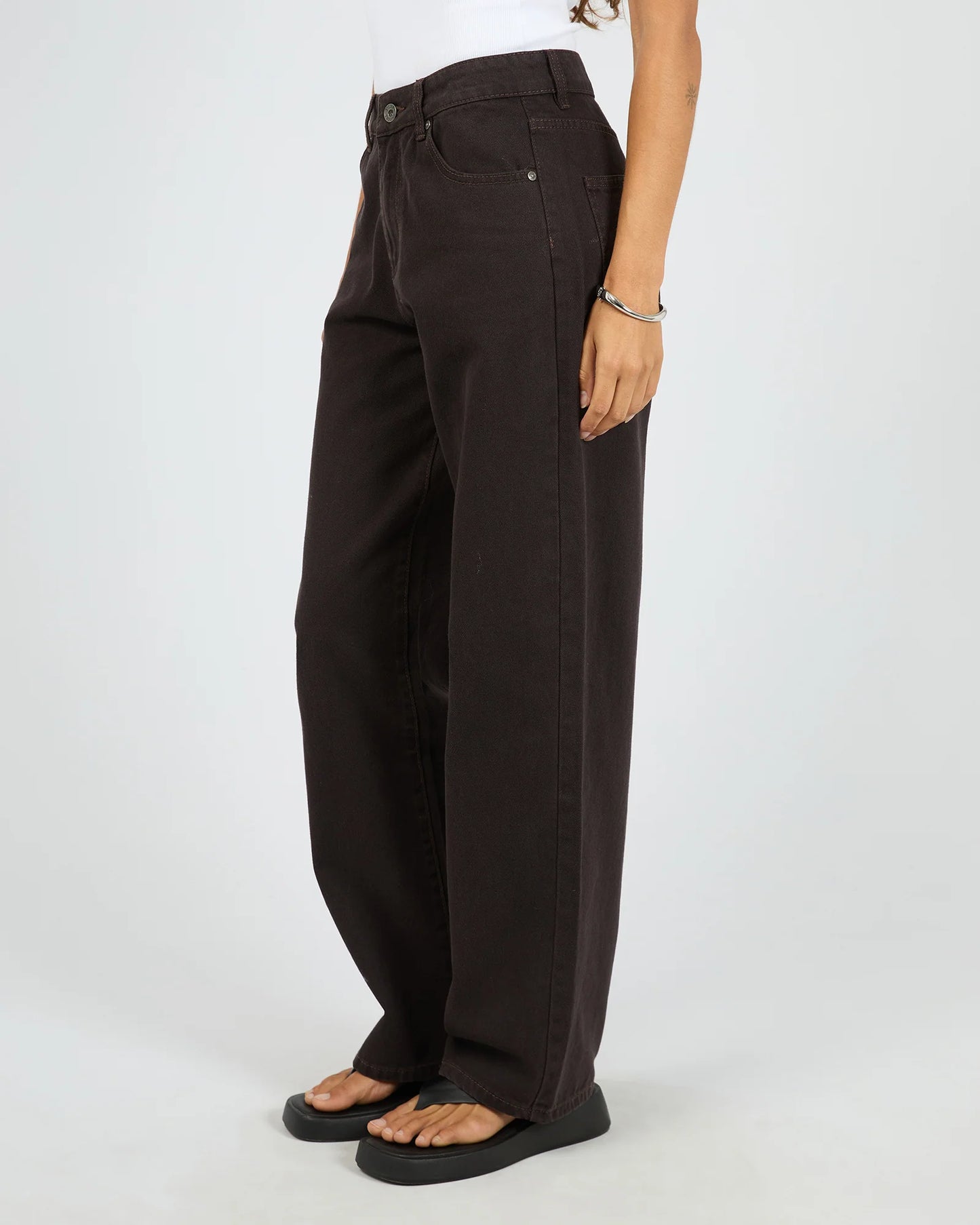SILENT THEORY Jade Baggy Jean Chocolate