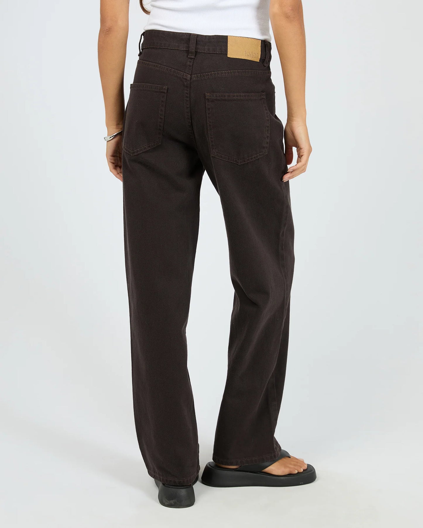 SILENT THEORY Jade Baggy Jean Chocolate