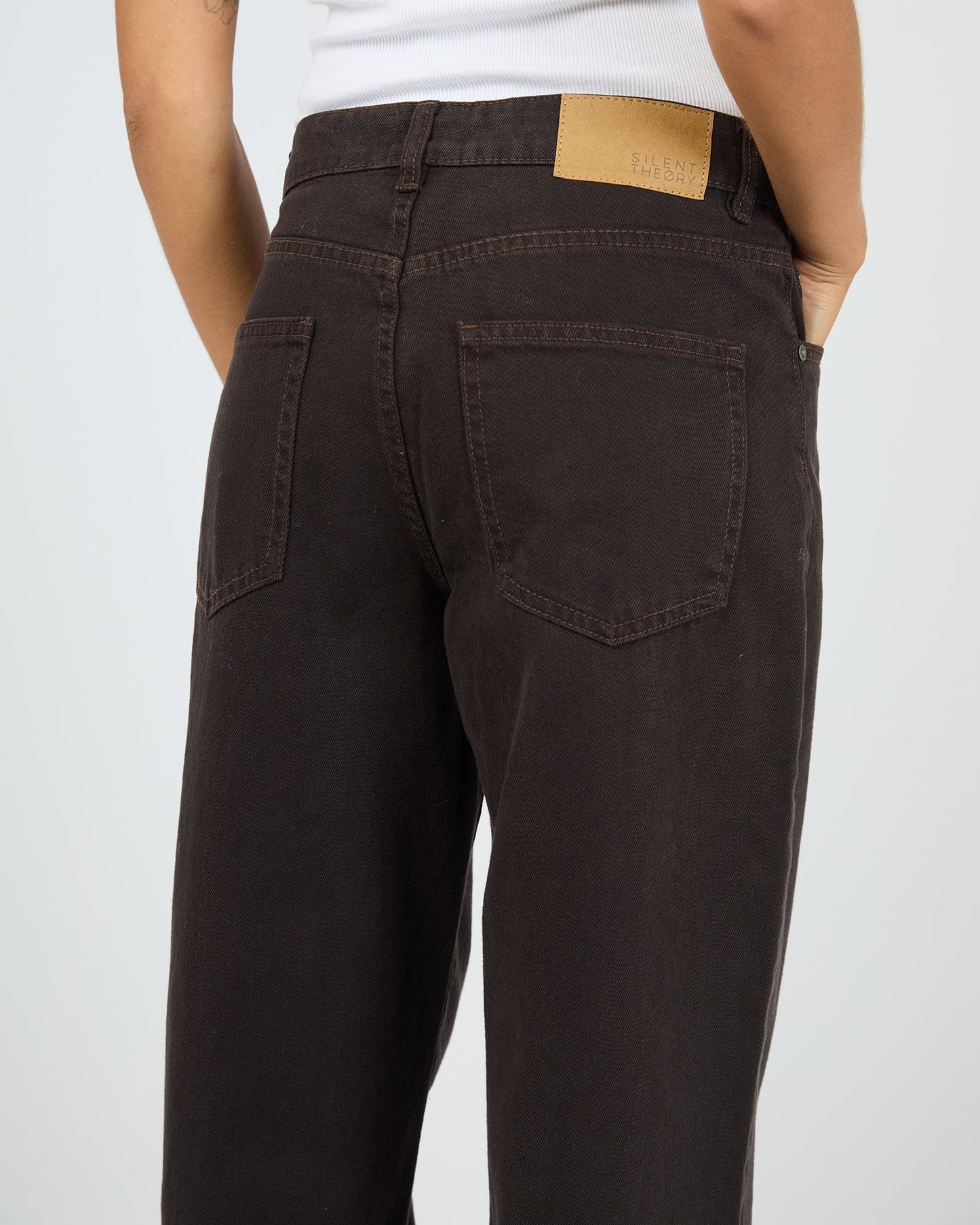SILENT THEORY Jade Baggy Jean Chocolate
