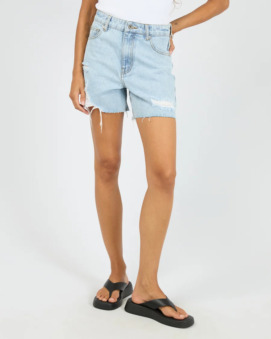 SILENT THEORY Kyia Short Destroyed Light Blue Denim