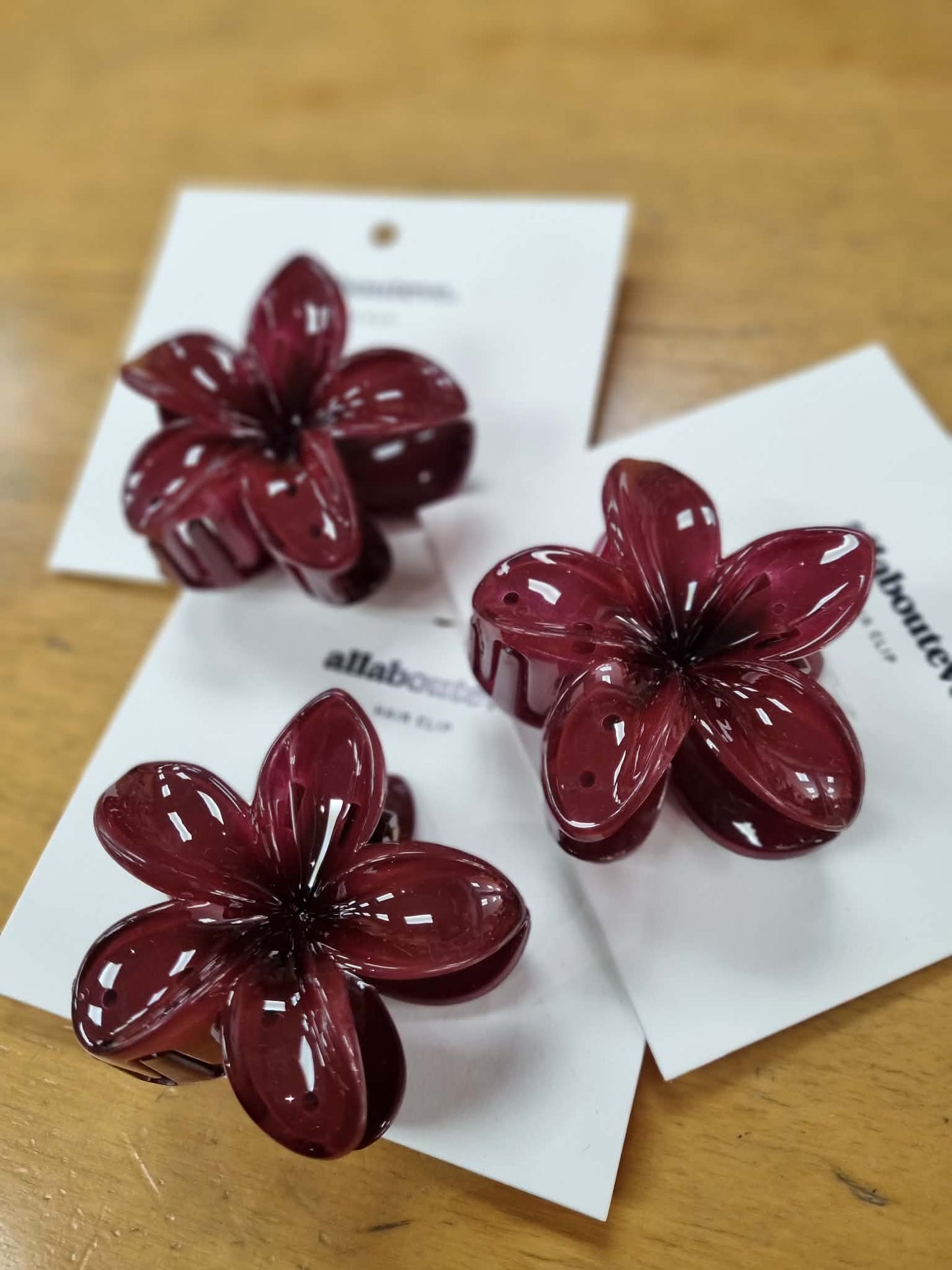 ALL ABOUT EVE Ruby HIbiscus Clip Port